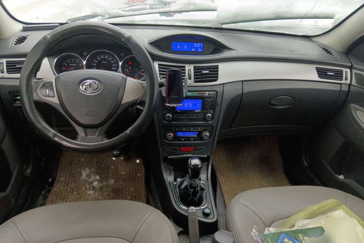 Used Dongfeng Aeolus H30 2011 CROSS 1.6L Manual Zunyi Model Center Console