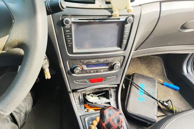Used Dongfeng Aeolus H30 2012 1.6L Automatic Prestige Model Audio And AC Panel