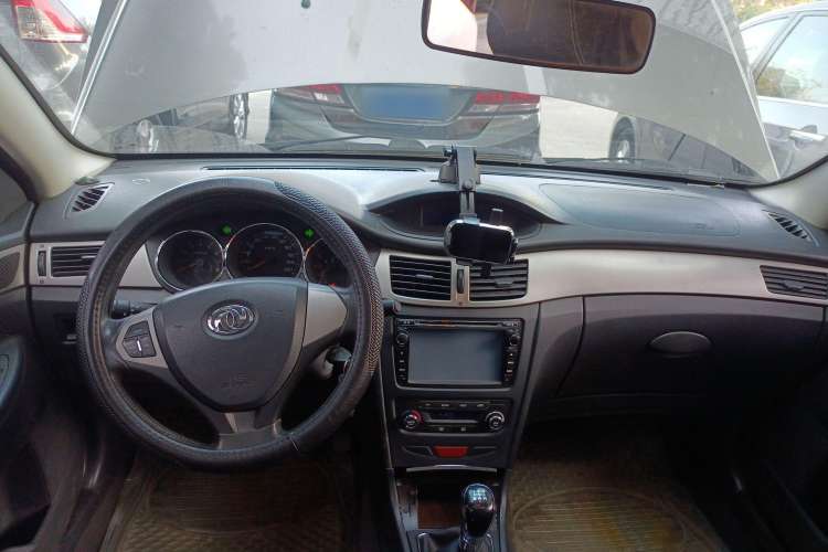 Used Dongfeng Aeolus H30 2012 CROSS 1.6L Manual Zunyi Model Center Console