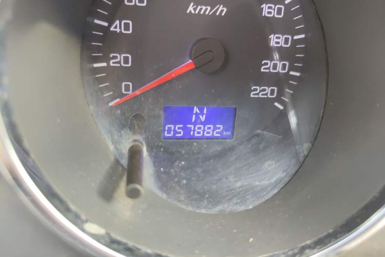 Used Dongfeng Aeolus H30 2012 1.6L Automatic Prestige Model Odometer Close Up