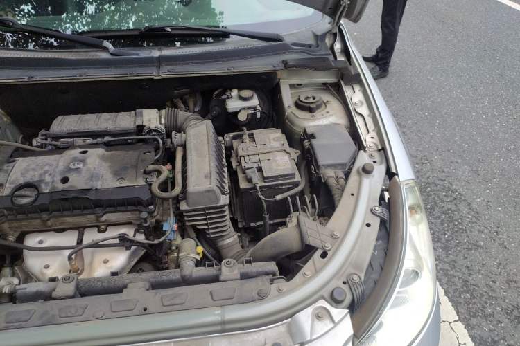 Used Dongfeng Aeolus H30 2012 CROSS 1.6L Automatic Zunyi Model Engine Bay Left