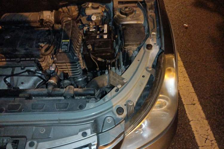 Used Dongfeng Aeolus H30 2012 CROSS 1.6L Manual Luxury Model Engine Bay Left