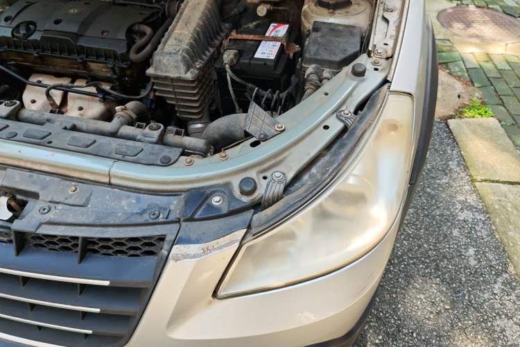 Used Dongfeng Aeolus H30 2012 CROSS 1.6L Manual Luxury Model Engine Bay Left