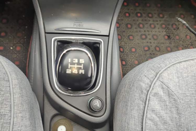 Used Dongfeng Aeolus H30 2012 CROSS 1.6L Manual Zunyi Model Gear Lever