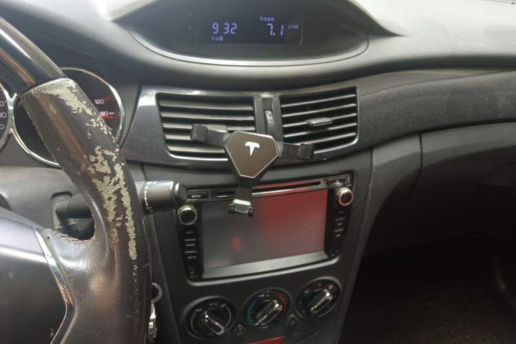 Used Dongfeng Aeolus H30 2012 CROSS 1.6L Automatic Luxury Model Audio And AC Panel
