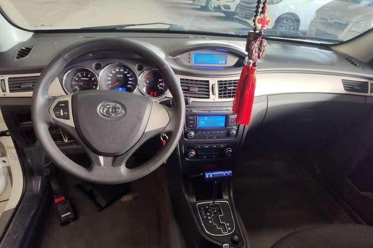 Used Dongfeng Aeolus H30 2012 CROSS 1.6L Automatic Zunyi Model Center Console
