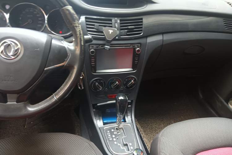 Used Dongfeng Aeolus H30 2012 CROSS 1.6L Automatic Luxury Model Center Console