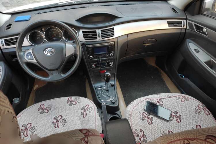 Used Dongfeng Aeolus H30 2012 CROSS 1.6L Automatic Zunyi Model Center Console
