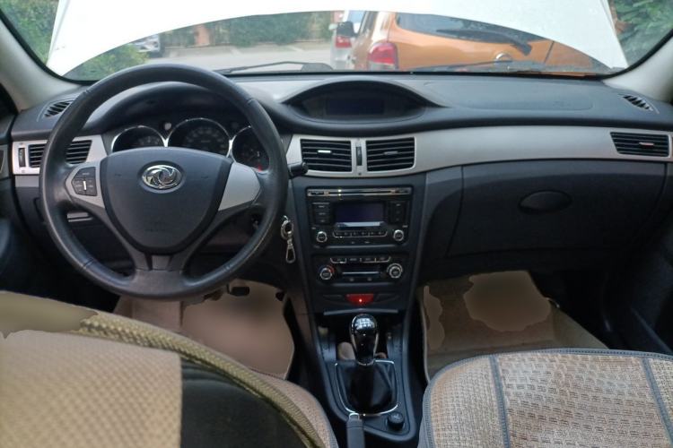 Used Dongfeng Aeolus H30 2012 CROSS 1.6L Manual Zunyi Model Center Console