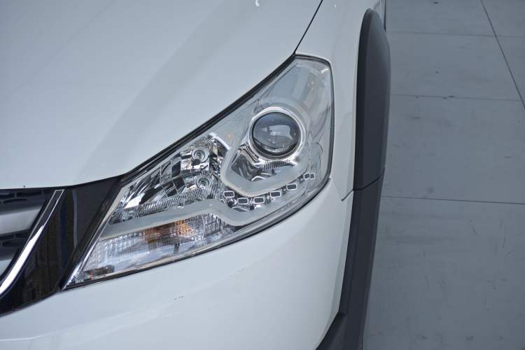 Used Dongfeng Aeolus H30 2012 CROSS 1.6L Automatic Luxury Model Exterior 6