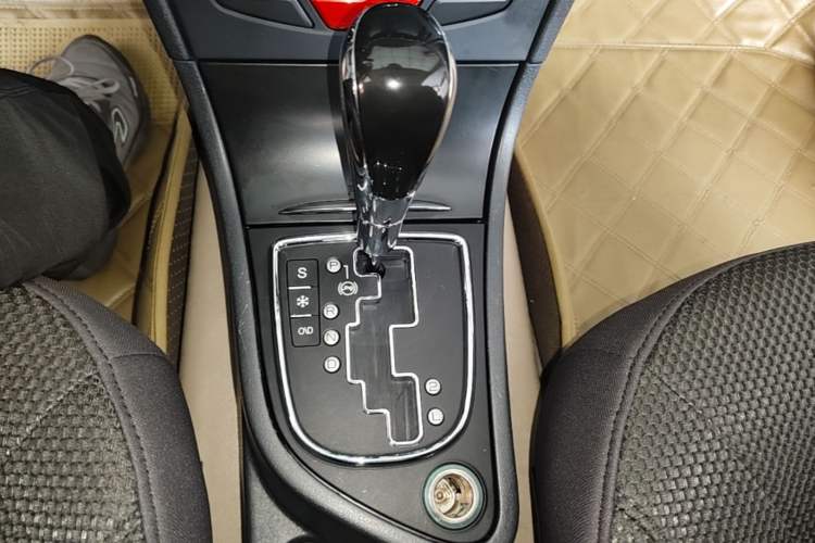Used Dongfeng Aeolus H30 2012 CROSS 1.6L Automatic Luxury Model Gear Lever
