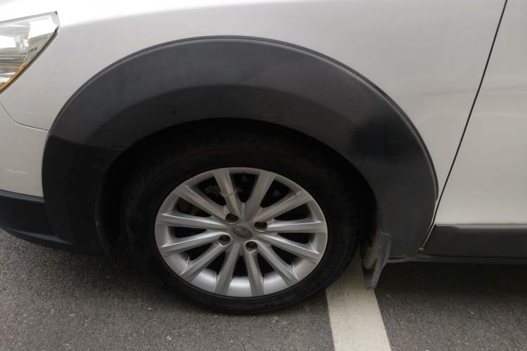 Used Dongfeng Aeolus H30 2012 CROSS 1.6L Manual Luxury Model Left Front Wheel Hub