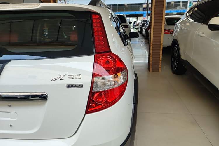 Used Dongfeng Aeolus H30 2012 CROSS 1.6L Automatic Luxury Model Right Rear Taillight