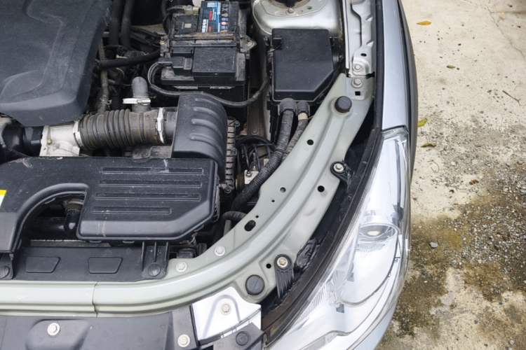 Used Dongfeng Aeolus H30 2013 CROSS 1.5L Automatic Zunyi Model Engine Bay Left