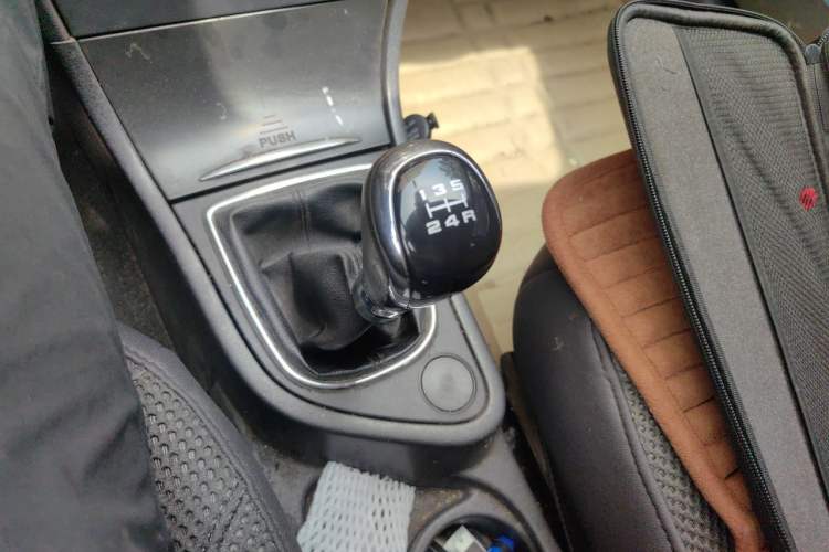Used Dongfeng Aeolus H30 2013 CROSS 1.6L Manual Luxury Model Gear Lever