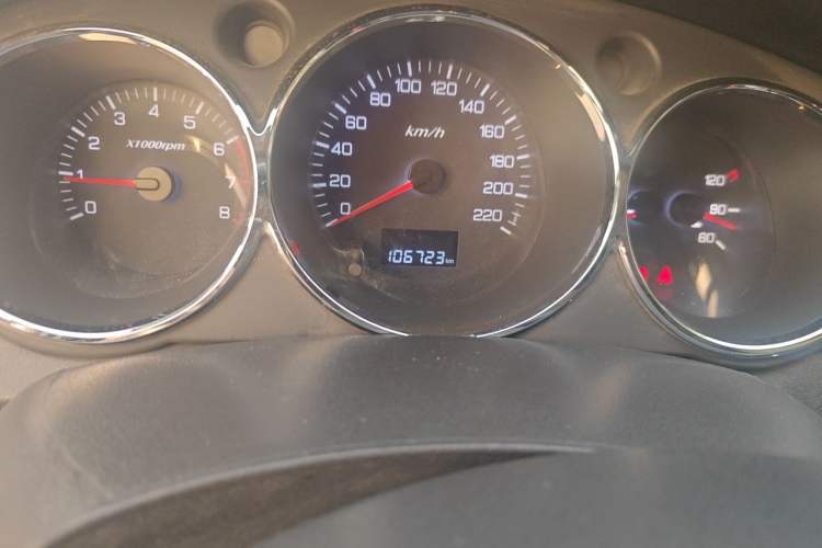 Used Dongfeng Aeolus H30 2013 CROSS 1.6L Manual Luxury Model Odometer Close Up