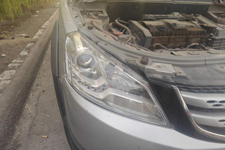 Used Dongfeng Aeolus H30 2013 CROSS 1.6L Manual Luxury Model Right Front Headlight