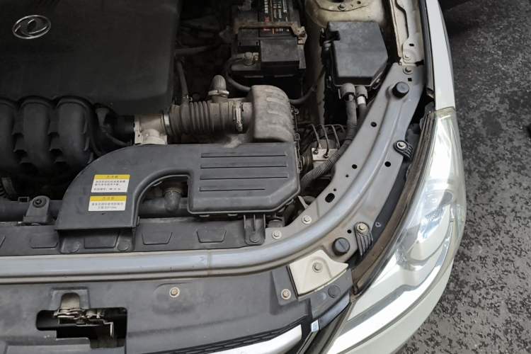 Used Dongfeng Aeolus H30 2013 CROSS 1.5L Automatic Zunyi Model Engine Bay Left