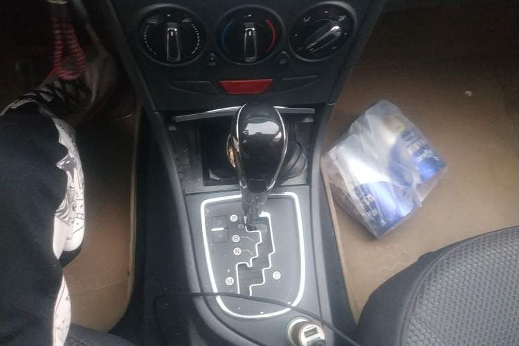 Used Dongfeng Aeolus H30 2013 CROSS 1.5L Automatic Luxury Model Gear Lever