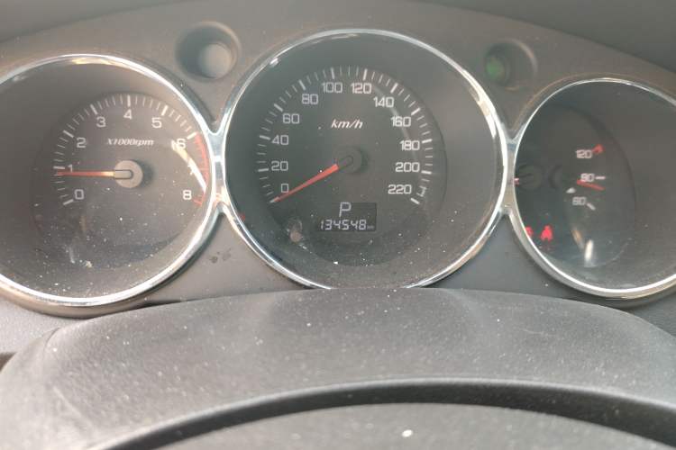 Used Dongfeng Aeolus H30 2013 CROSS 1.5L Automatic Luxury Model Odometer Close Up