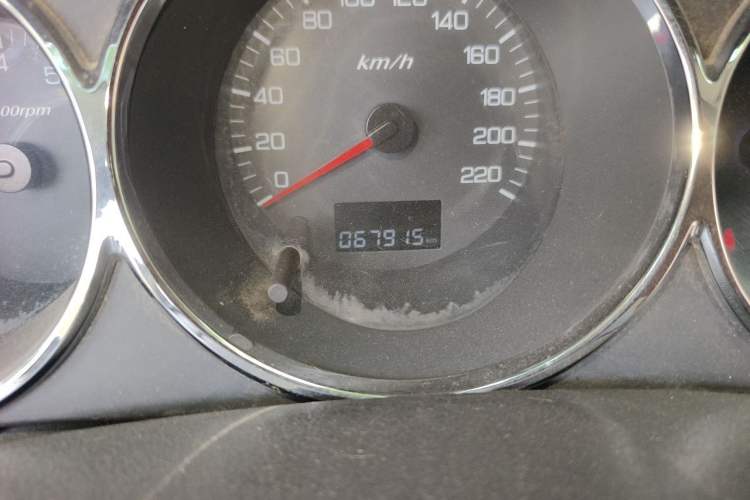 Used Dongfeng Aeolus H30 2013 CROSS 1.6L Manual Luxury Model Odometer Close Up