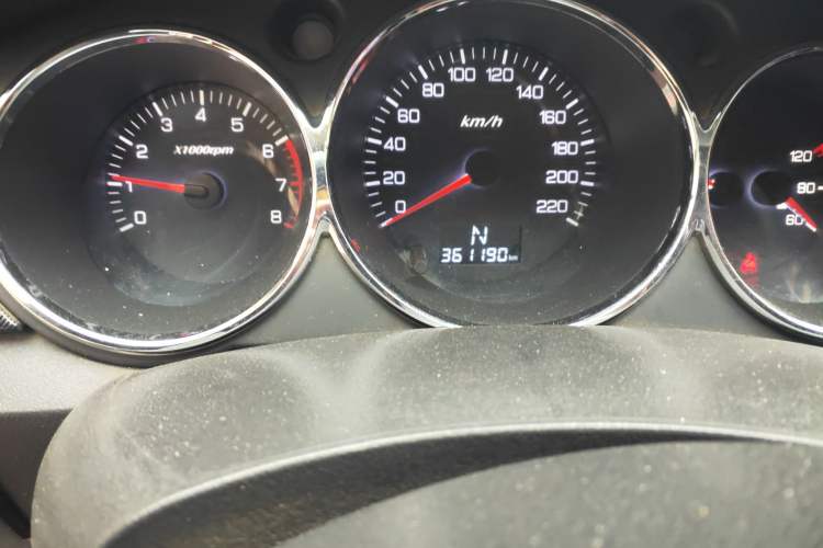 Used Dongfeng Aeolus H30 2013 CROSS 1.5L Automatic Luxury Model Odometer Close Up