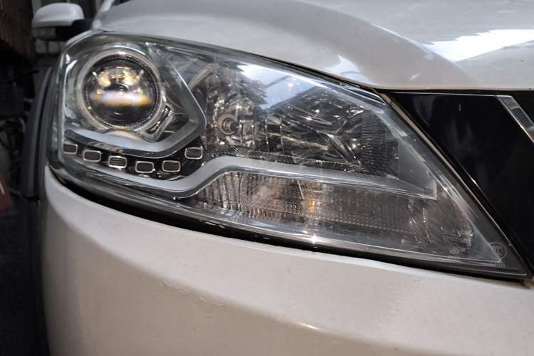 Used Dongfeng Aeolus H30 2013 CROSS 1.5L Automatic Zunyi Model Right Front Headlight