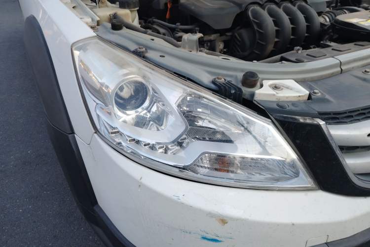 Used Dongfeng Aeolus H30 2013 CROSS 1.5L Automatic Luxury Model Right Front Headlight
