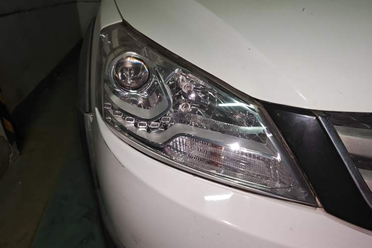 Used Dongfeng Aeolus H30 2013 CROSS 1.6L Manual Luxury Model Right Front Headlight