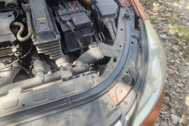 Used Dongfeng Aeolus H30 2013 CROSS 1.6L Manual Luxury Model Engine Bay Left