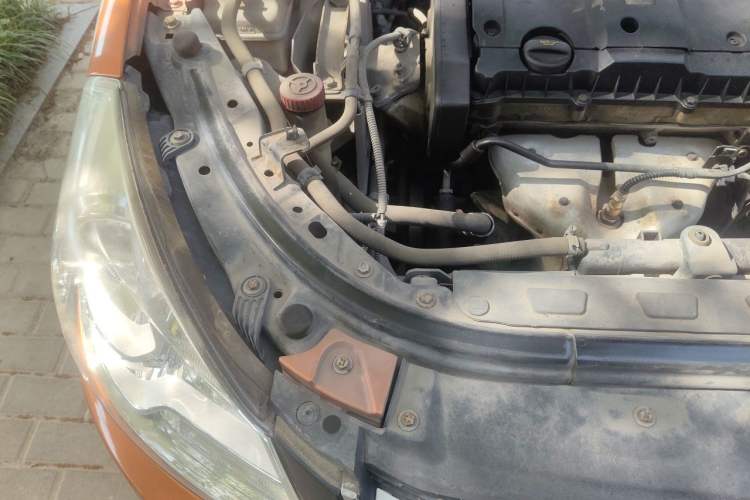 Used Dongfeng Aeolus H30 2013 CROSS 1.6L Manual Luxury Model Engine Bay Right