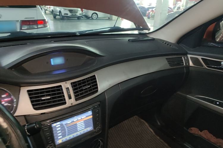 Used Dongfeng Aeolus H30 2014 CROSS 1.5L Manual Gratitude Edition Center Console