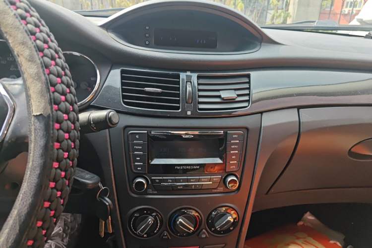 Used Dongfeng Aeolus H30 2014 CROSS 1.5L Automatic Luxury Model Audio And AC Panel