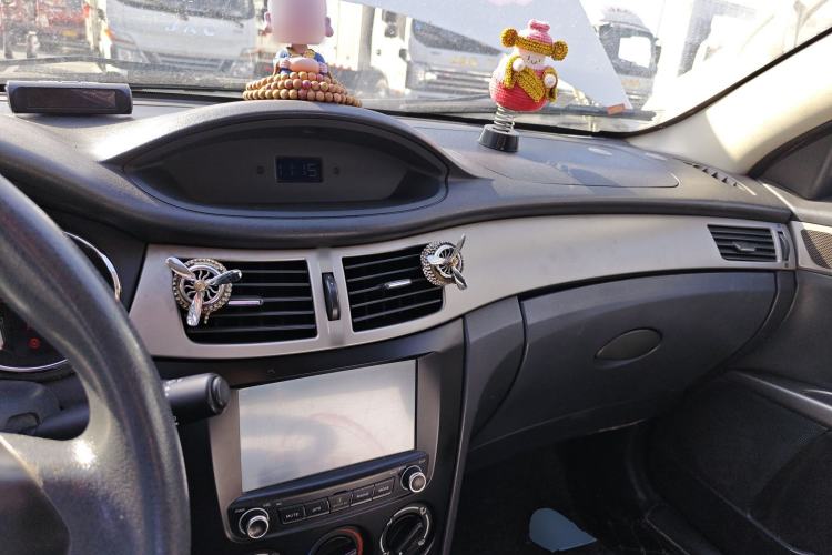 Used Dongfeng Aeolus H30 2014 CROSS 1.5L Manual Gratitude Edition Center Console