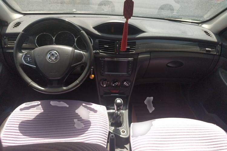 Used Dongfeng Aeolus H30 2014 CROSS 1.5L Manual Smart Drive Gratitude Edition Center Console