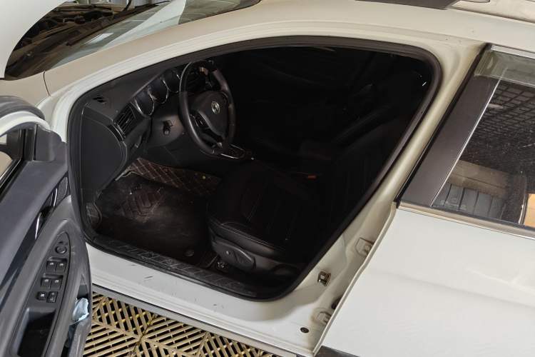Used Dongfeng Aeolus H30 2014 CROSS 1.5L Automatic Zunyi Model Driver Seat