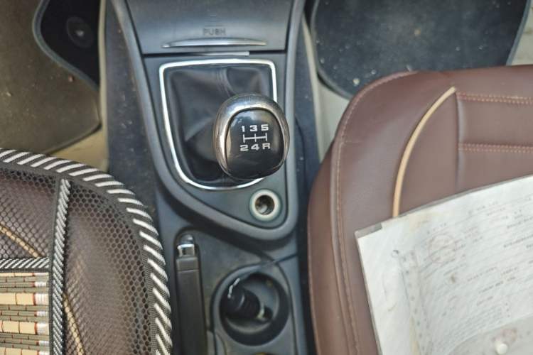 Used Dongfeng Aeolus H30 2014 CROSS 1.5L Manual Smart Drive Gratitude Edition Gear Lever
