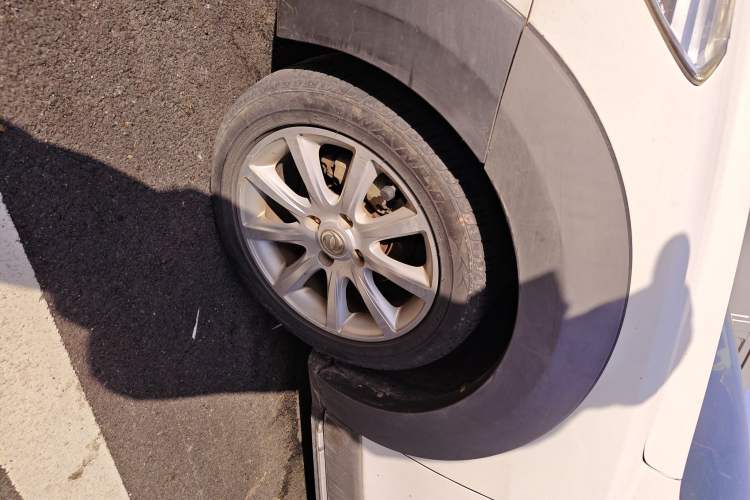 Used Dongfeng Aeolus H30 2014 CROSS 1.5L Manual Gratitude Edition Left Front Wheel Hub