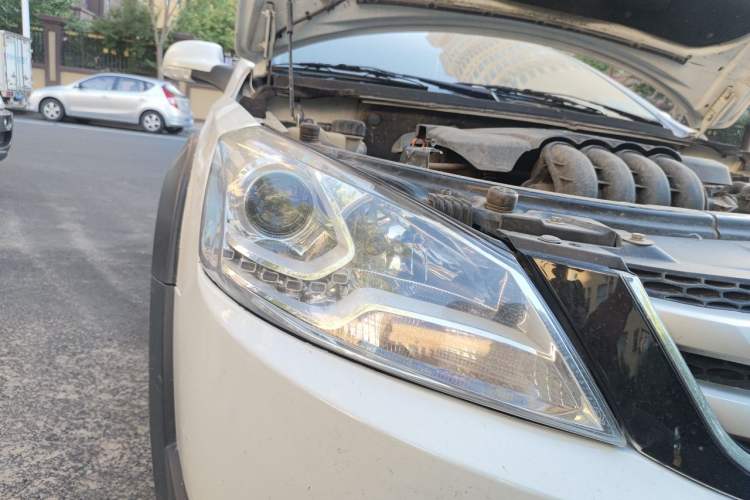 Used Dongfeng Aeolus H30 2014 CROSS 1.5L Automatic Value Edition Right Front Headlight