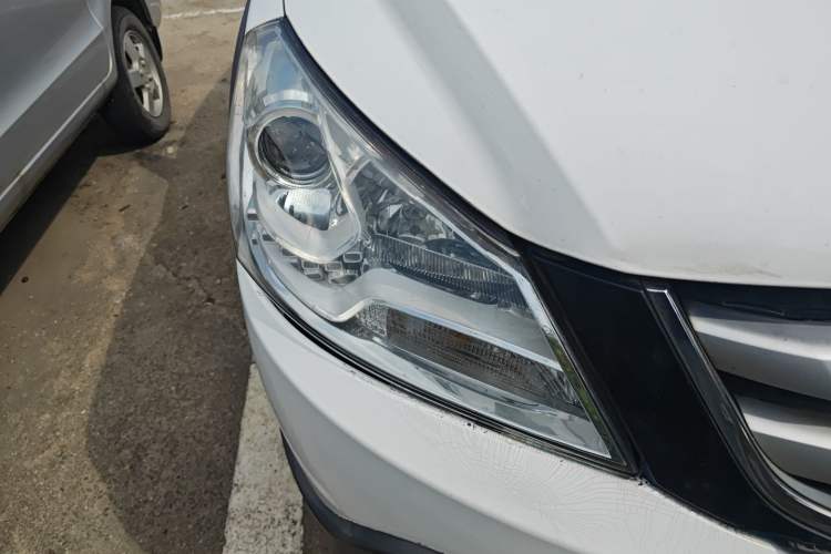 Used Dongfeng Aeolus H30 2014 CROSS 1.5L Automatic Luxury Model Right Front Headlight