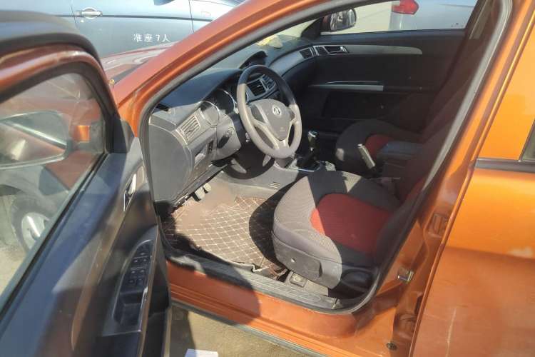Used Dongfeng Aeolus H30 2014 CROSS 1.5L Manual Gratitude Edition Interior 2