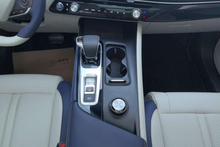 Used Dongfeng Aeolus Huge 2022 Mach Dual-Motor 1.5T MHD Dare-to-Dream Edition Gear Lever