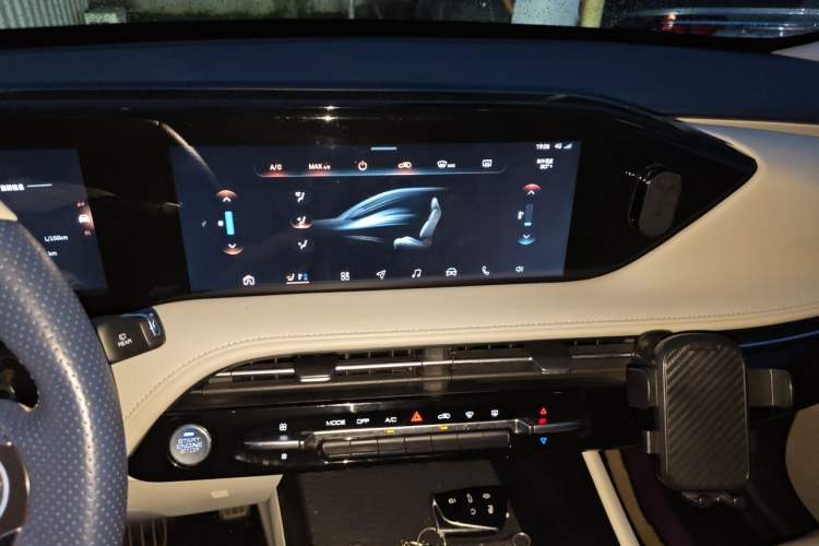 Used Dongfeng Aeolus Huge 2022 Mach Power 1.5T DareDrive Edition · Smart Audio And AC Panel