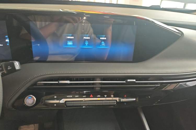 Used Dongfeng Aeolus Huge 2022 Mach Power 1.5T DareDrive Edition · Smart Audio And AC Panel