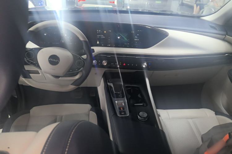 Used Dongfeng Aeolus Huge 2022 Mach Dual-Motor 1.5T MHD Dare-to-Dream Edition Center Console