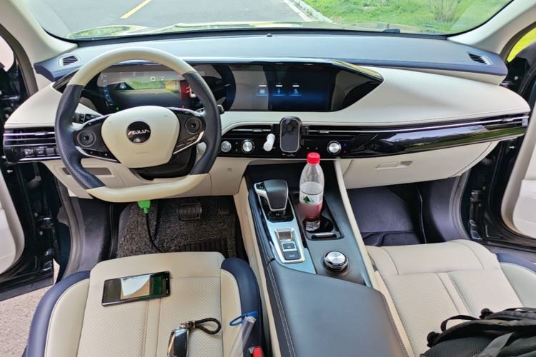 Used Dongfeng Aeolus Huge 2022 Mach Dual-Motor 1.5T MHD Dare-to-Dream Edition Center Console
