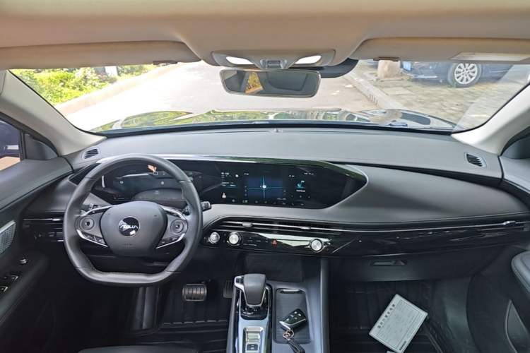 Used Dongfeng Aeolus Huge 2022 Mach Dual-Motor 1.5T MHD Dare-to-Dream Edition Center Console
