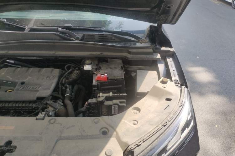 Used Dongfeng Aeolus Huge 2022 Mach Power 1.5T Dare-to-Love Edition Engine Bay Left