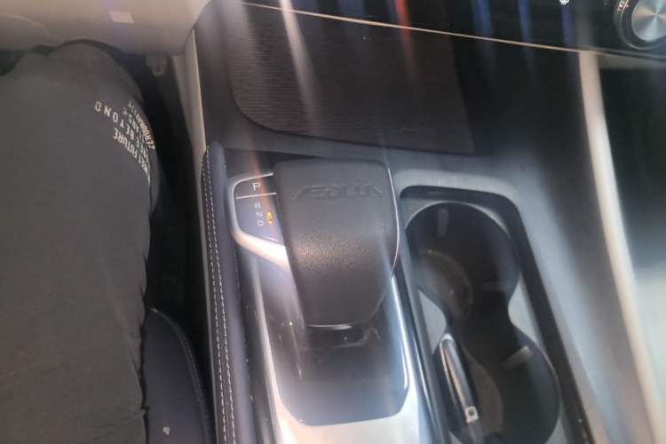 Used Dongfeng Aeolus Huge 2022 Mach Dual-Motor 1.5T MHD Dare-to-Dream Edition Gear Lever