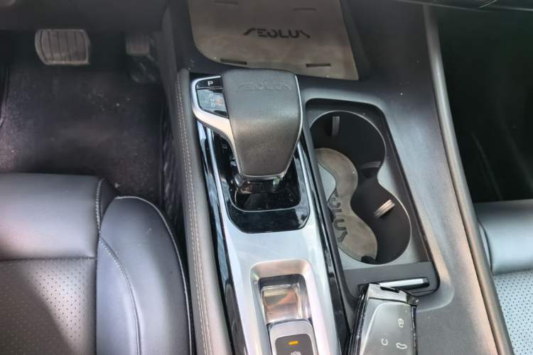 Used Dongfeng Aeolus Huge 2022 Mach Dual-Motor 1.5T MHD Dare-to-Dream Edition Gear Lever